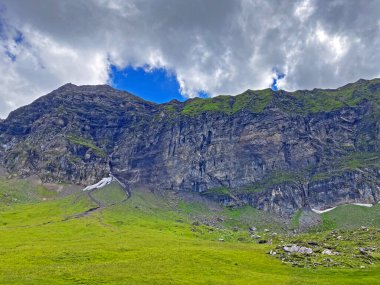 Alp tepeleri Glogghues (veya Glogghus) ve Fulenberg Melchsee Gölü 'nün yukarısında ve Uri Alpleri dağ kitlesi Melchtal' da (Kanton Obwalden, Schweiz)