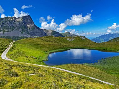 Uri Alp Dağları 'ndaki dağ tepelerindeki isimsiz küçük dağlık göller ve doğal mini göller, Kerns - Obwald Kantonu, İsviçre (Kanton Obwalden, Schweiz)