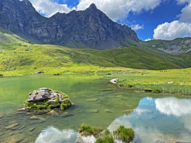 Alp Dağları 'ndaki Blausee ya da Blue Lake (Uri Alp Dağları' ndaki Blausee), İsviçre 'nin Obwald Kantonu (Kanton Obwalden, Schweiz)