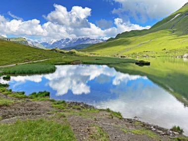 Alp Dağları 'ndaki Blausee ya da Blue Lake (Uri Alp Dağları' ndaki Blausee), İsviçre 'nin Obwald Kantonu (Kanton Obwalden, Schweiz)