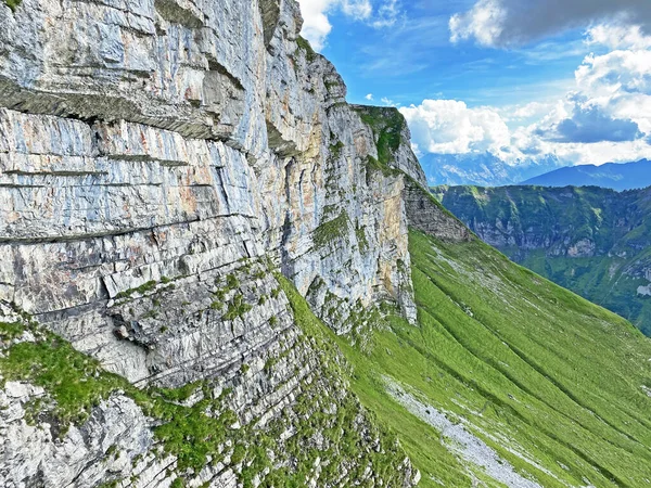 İsviçre 'nin Uri Alpleri' ndeki kayalar ve taşlar, Melchtal - İsviçre 'nin Obwald Kantonu (Kanton Obwalden, Schweiz)
