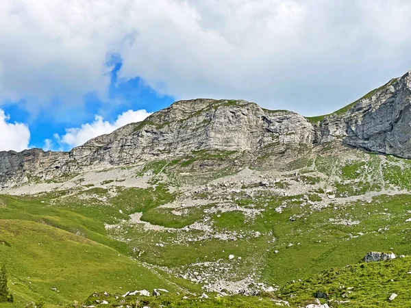 瑞士奥瓦尔德州Melchtal的瑞士Uri Alps山区地块上的岩石和石头 Schweiz Kanton Obwalden — 图库照片