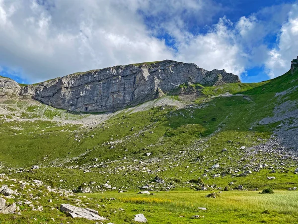 スイス アルプス山脈の岩と石の塊 メルカル カントン オブヴァルト スイス カントン オブヴァルト スイス — ストック写真