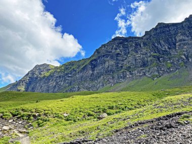Alp zirveleri Glogghues (Glogghues veya Glogghus), Fulenberg ve Hochstollen Melchsee gölünün üzerinde ve Uri Alpleri dağ kütlesi Melchtal 'de (Kanton Obwalden, Schweiz)
