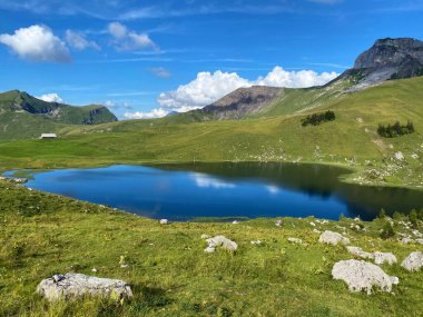 Uri Alp Dağları 'ndaki Seefeldsee ya da Seefeld Gölü, Sachseln - Obwald Kantonu, İsviçre (Kanton Obwalden, Schweiz)