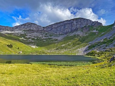 Uri Alp Dağları 'ndaki Seefeldsee ya da Seefeld Gölü, Sachseln - Obwald Kantonu, İsviçre (Kanton Obwalden, Schweiz)
