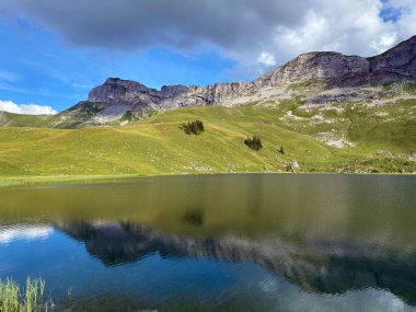 Uri Alp Dağları 'ndaki Seefeldsee ya da Seefeld Gölü, Sachseln - Obwald Kantonu, İsviçre (Kanton Obwalden, Schweiz)