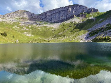 Uri Alp Dağları 'ndaki Seefeldsee ya da Seefeld Gölü, Sachseln - Obwald Kantonu, İsviçre (Kanton Obwalden, Schweiz)
