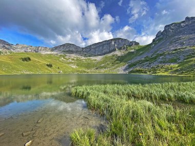 Uri Alp Dağları 'ndaki Seefeldsee ya da Seefeld Gölü, Sachseln - Obwald Kantonu, İsviçre (Kanton Obwalden, Schweiz)