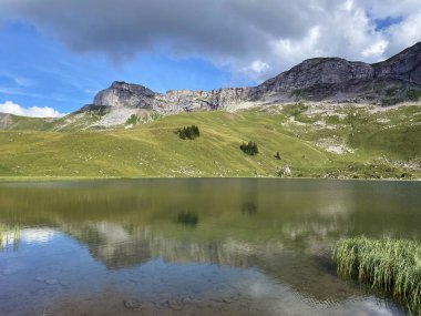 Uri Alp Dağları 'ndaki Seefeldsee ya da Seefeld Gölü, Sachseln - Obwald Kantonu, İsviçre (Kanton Obwalden, Schweiz)