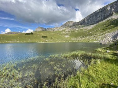 Uri Alp Dağları 'ndaki Seefeldsee ya da Seefeld Gölü, Sachseln - Obwald Kantonu, İsviçre (Kanton Obwalden, Schweiz)