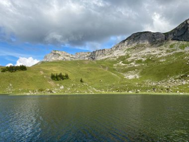 Uri Alp Dağları 'ndaki Seefeldsee ya da Seefeld Gölü, Sachseln - Obwald Kantonu, İsviçre (Kanton Obwalden, Schweiz)
