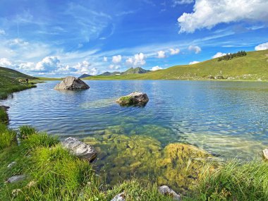 Uri Alp Dağları 'ndaki Seefeldsee ya da Seefeld Gölü, Sachseln - Obwald Kantonu, İsviçre (Kanton Obwalden, Schweiz)