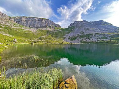 Uri Alp Dağları 'ndaki Seefeldsee ya da Seefeld Gölü, Sachseln - Obwald Kantonu, İsviçre (Kanton Obwalden, Schweiz)