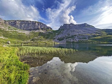 Uri Alp Dağları 'ndaki Seefeldsee ya da Seefeld Gölü, Sachseln - Obwald Kantonu, İsviçre (Kanton Obwalden, Schweiz)
