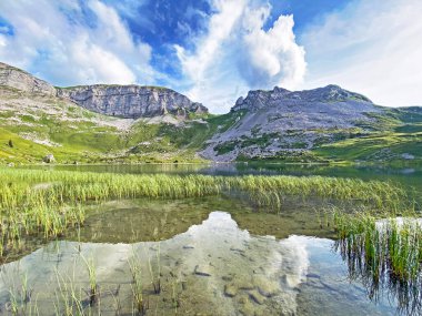 Uri Alp Dağları 'ndaki Seefeldsee ya da Seefeld Gölü, Sachseln - Obwald Kantonu, İsviçre (Kanton Obwalden, Schweiz)