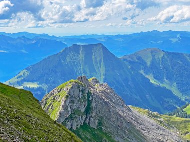Seefeldsee Gölü 'nün yukarısındaki Seefeldstock tepesi ve Uri Alp Dağları' ndaki Sachseln Kanton of Obwald, İsviçre (Kanton Obwalden, Schweiz)