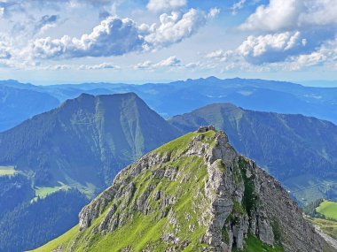 Seefeldsee Gölü 'nün yukarısındaki Seefeldstock tepesi ve Uri Alp Dağları' ndaki Sachseln Kanton of Obwald, İsviçre (Kanton Obwalden, Schweiz)