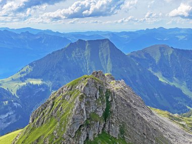 Seefeldsee Gölü 'nün yukarısındaki Seefeldstock tepesi ve Uri Alp Dağları' ndaki Sachseln Kanton of Obwald, İsviçre (Kanton Obwalden, Schweiz)