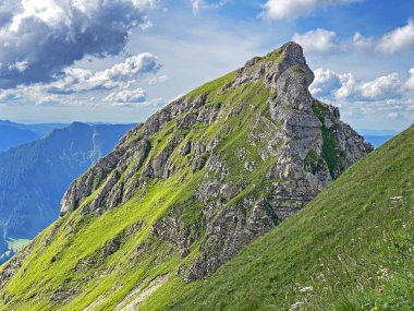 Seefeldsee Gölü 'nün yukarısındaki Seefeldstock tepesi ve Uri Alp Dağları' ndaki Sachseln Kanton of Obwald, İsviçre (Kanton Obwalden, Schweiz)