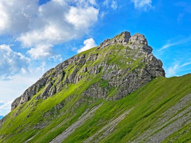 Seefeldsee Gölü 'nün yukarısındaki Seefeldstock tepesi ve Uri Alp Dağları' ndaki Sachseln Kanton of Obwald, İsviçre (Kanton Obwalden, Schweiz)