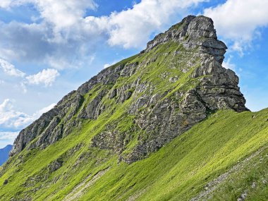 Seefeldsee Gölü 'nün yukarısındaki Seefeldstock tepesi ve Uri Alp Dağları' ndaki Sachseln Kanton of Obwald, İsviçre (Kanton Obwalden, Schweiz)