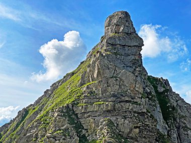 Seefeldsee Gölü 'nün yukarısındaki Seefeldstock tepesi ve Uri Alp Dağları' ndaki Sachseln Kanton of Obwald, İsviçre (Kanton Obwalden, Schweiz)