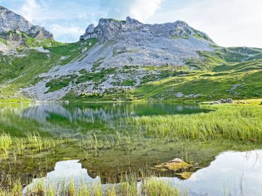 Seefeldsee Gölü 'nün yukarısındaki Seefeldstock tepesi ve Uri Alp Dağları' ndaki Sachseln Kanton of Obwald, İsviçre (Kanton Obwalden, Schweiz)