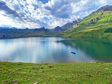 Uri Alp Dağları 'ndaki Melchsee ya da Melch Gölü, Kerns - İsviçre' nin Obwald Kantonu (Kanton Obwalden, Schweiz)