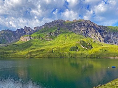 Uri Alp Dağları 'ndaki Melchsee ya da Melch Gölü, Kerns - İsviçre' nin Obwald Kantonu (Kanton Obwalden, Schweiz)