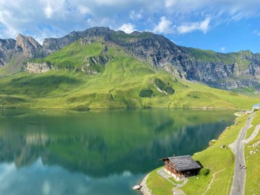 Uri Alp Dağları 'ndaki Melchsee ya da Melch Gölü, Kerns - İsviçre' nin Obwald Kantonu (Kanton Obwalden, Schweiz)