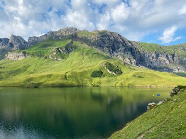 Uri Alp Dağları 'ndaki Melchsee ya da Melch Gölü, Kerns - İsviçre' nin Obwald Kantonu (Kanton Obwalden, Schweiz)