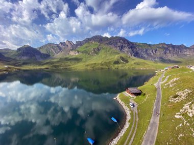Uri Alp Dağları 'ndaki Melchsee ya da Melch Gölü, Kerns - İsviçre' nin Obwald Kantonu (Kanton Obwalden, Schweiz)