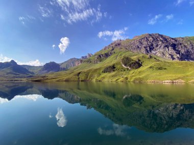 Uri Alp Dağları 'ndaki Melchsee ya da Melch Gölü, Kerns - İsviçre' nin Obwald Kantonu (Kanton Obwalden, Schweiz)