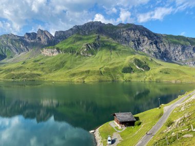Uri Alp Dağları 'ndaki Melchsee ya da Melch Gölü, Kerns - İsviçre' nin Obwald Kantonu (Kanton Obwalden, Schweiz)