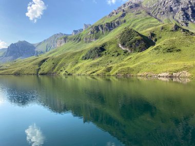 Uri Alp Dağları 'ndaki Melchsee ya da Melch Gölü, Kerns - İsviçre' nin Obwald Kantonu (Kanton Obwalden, Schweiz)