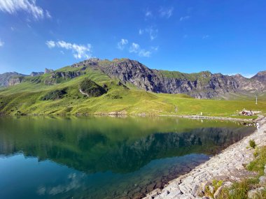 Uri Alp Dağları 'ndaki Melchsee ya da Melch Gölü, Kerns - İsviçre' nin Obwald Kantonu (Kanton Obwalden, Schweiz)