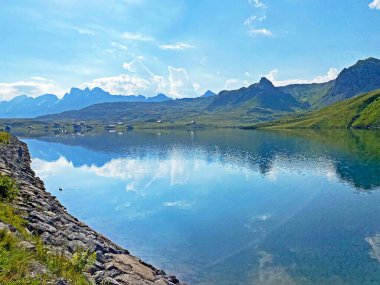 Uri Alp Dağları 'ndaki Melchsee ya da Melch Gölü, Kerns - İsviçre' nin Obwald Kantonu (Kanton Obwalden, Schweiz)