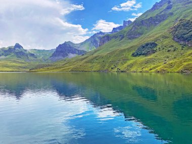 Uri Alp Dağları 'ndaki Melchsee ya da Melch Gölü, Kerns - İsviçre' nin Obwald Kantonu (Kanton Obwalden, Schweiz)
