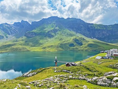 Uri Alp Dağları 'ndaki Melchsee ya da Melch Gölü, Kerns - İsviçre' nin Obwald Kantonu (Kanton Obwalden, Schweiz)