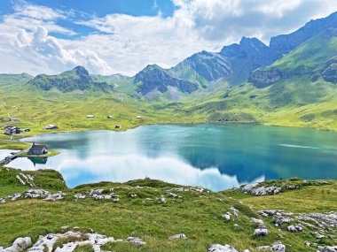 Uri Alp Dağları 'ndaki Melchsee ya da Melch Gölü, Kerns - İsviçre' nin Obwald Kantonu (Kanton Obwalden, Schweiz)