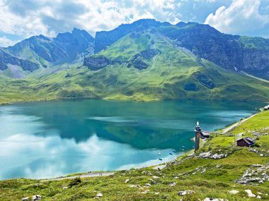 Uri Alp Dağları 'ndaki Melchsee ya da Melch Gölü, Kerns - İsviçre' nin Obwald Kantonu (Kanton Obwalden, Schweiz)