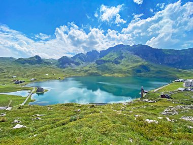 Uri Alp Dağları 'ndaki Melchsee ya da Melch Gölü, Kerns - İsviçre' nin Obwald Kantonu (Kanton Obwalden, Schweiz)