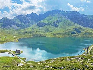 Uri Alp Dağları 'ndaki Melchsee ya da Melch Gölü, Kerns - İsviçre' nin Obwald Kantonu (Kanton Obwalden, Schweiz)