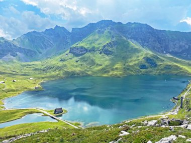 Uri Alp Dağları 'ndaki Melchsee ya da Melch Gölü, Kerns - İsviçre' nin Obwald Kantonu (Kanton Obwalden, Schweiz)