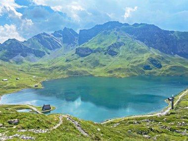 Uri Alp Dağları 'ndaki Melchsee ya da Melch Gölü, Kerns - İsviçre' nin Obwald Kantonu (Kanton Obwalden, Schweiz)