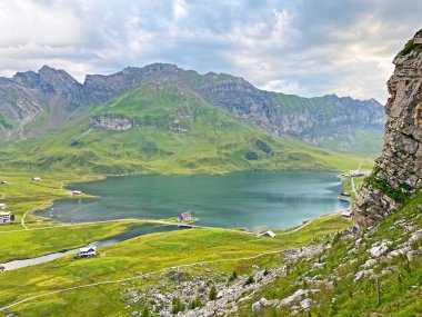 Uri Alp Dağları 'ndaki Melchsee ya da Melch Gölü, Kerns - İsviçre' nin Obwald Kantonu (Kanton Obwalden, Schweiz)