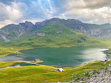 Uri Alp Dağları 'ndaki Melchsee ya da Melch Gölü, Kerns - İsviçre' nin Obwald Kantonu (Kanton Obwalden, Schweiz)