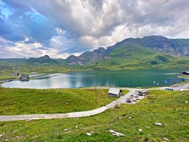 Uri Alp Dağları 'ndaki Melchsee ya da Melch Gölü, Kerns - İsviçre' nin Obwald Kantonu (Kanton Obwalden, Schweiz)