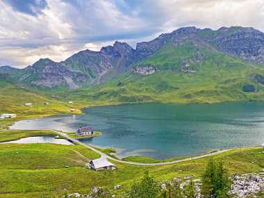 Uri Alp Dağları 'ndaki Melchsee ya da Melch Gölü, Kerns - İsviçre' nin Obwald Kantonu (Kanton Obwalden, Schweiz)